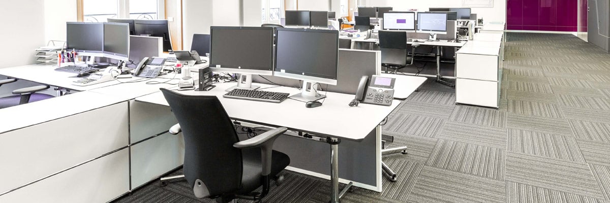 L'espace de travail est un facteur déterminant de performance et de santé au travail. L’enquête 2014 CSA/Actineo sur l’espace de travail en Europe (1208 personnes interrogées en France) indique que si l’espace de travail impacte le bien-être et la santé au travail pour respectivement 92 % et 81 % des salariés français, il est aussi un déterminant de leur efficacité pour 89 % d’entre eux. En effet l’aménagement d’un espace de travail peut améliorer ou dégrader de nombreuses dimensions du travail : le confort physique et acoustique la concentration la coopération la circulation le management l’organisation du travail Ainsi au même titre que l’organisation du travail ou le management, l’espace de travail constitue un élément essentiel à la qualité de vie au travail et à la performance de l'entreprise. Quelles que soient les conditions dans lesquelles il est exercé, le travail est toujours spatialement situé et cette dimension est paradoxalement souvent absente des réflexions sur l’organisation du travail. Et si on commençait par une bonne posture au bureau afin de vous permettre d’être plus efficace ?