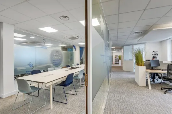 Installation de cloisons transparentes pour les bureaux d'une société