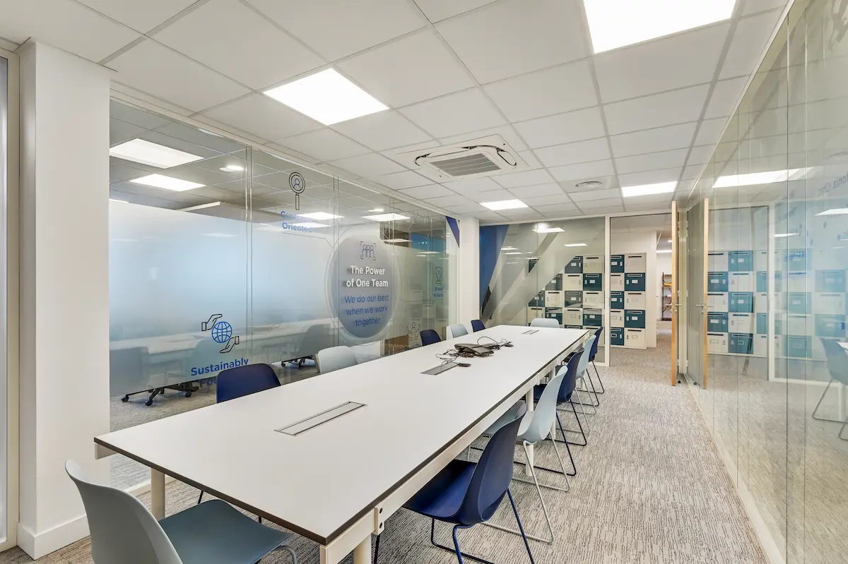 Création d'une grande salle de réunion avec cloisons avec vitrophanie pour les bureaux d'une société