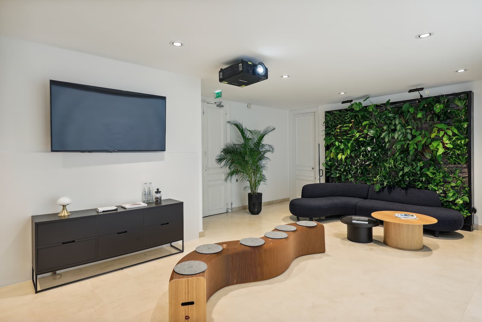 Mur végétal, espace attente, assise design, projecteur et mur connecté