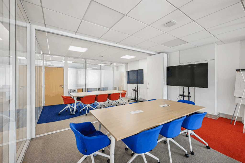 salle de réunion avec cloisons modulable - agencement de bureau sur mesure