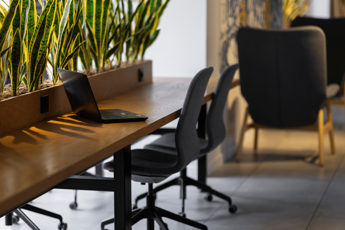 Mobilier de bureau sur-mesure ou standard